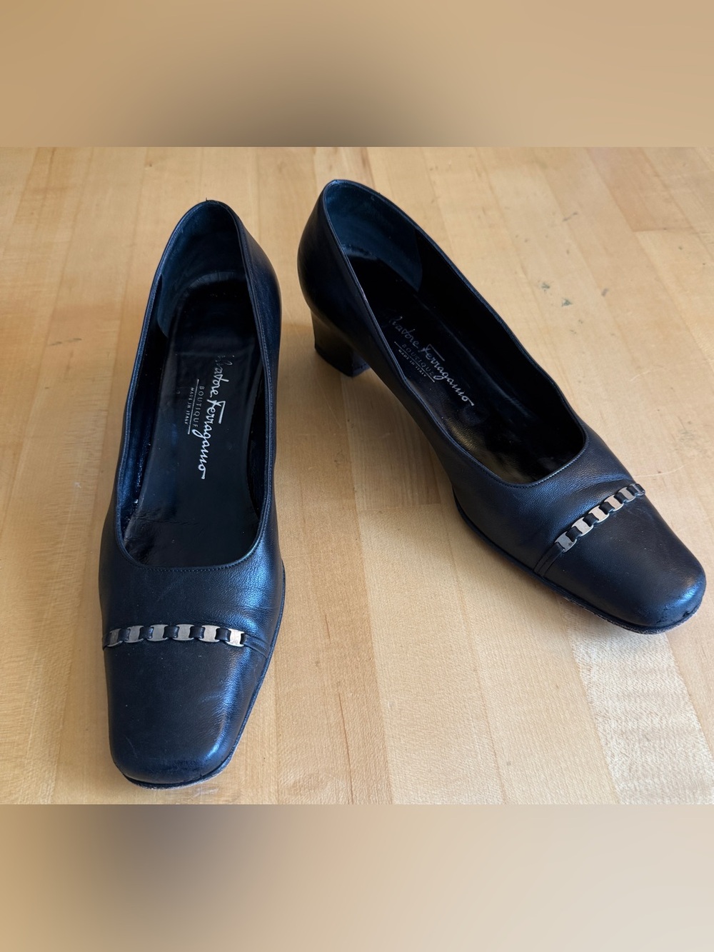 Salvatore Ferragamo Boutique Leather Black Chain Pumps Low Heels 8.5 AA Italy